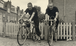 108881 Portret van Ko Dol (rechts) met een vriend poserend op de racefiets bij het huis Dennenstraat 25 te Utrecht.